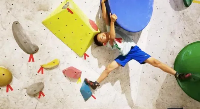 烁石攀岩入驻人生就是博商业，让娃尽情飞檐走壁，刺激